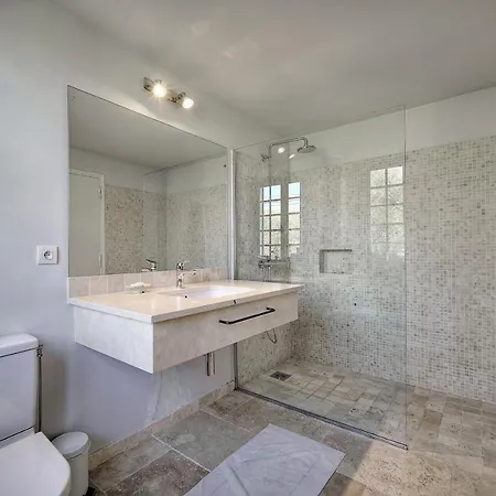 Leader Large Contemporary With Luxurious Design, Pool And View *